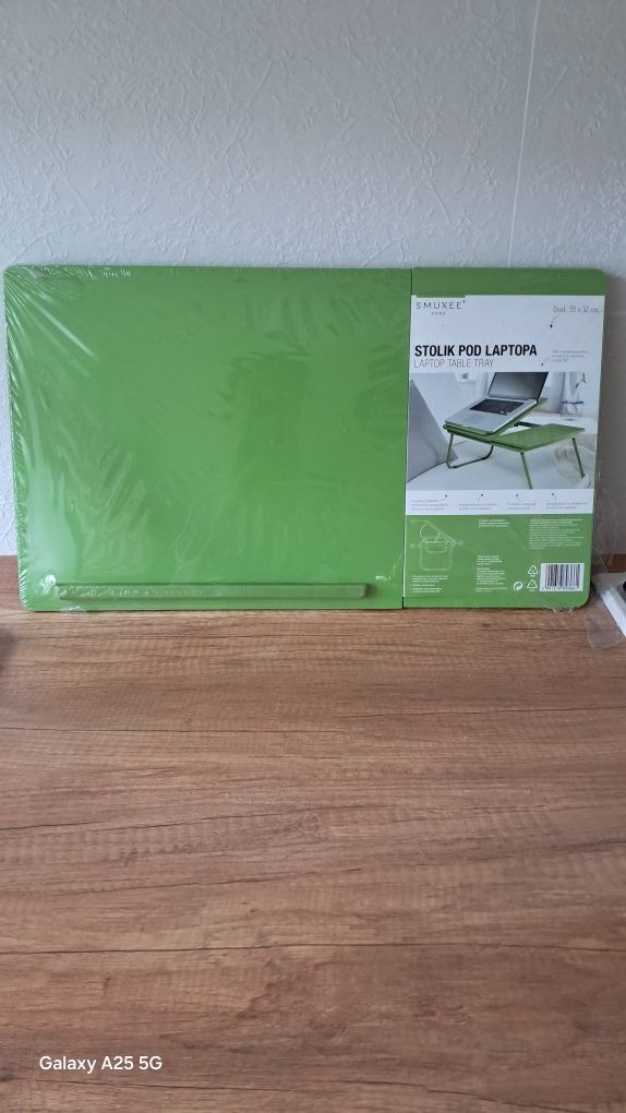 Smukee składany  stolik pod laptop.