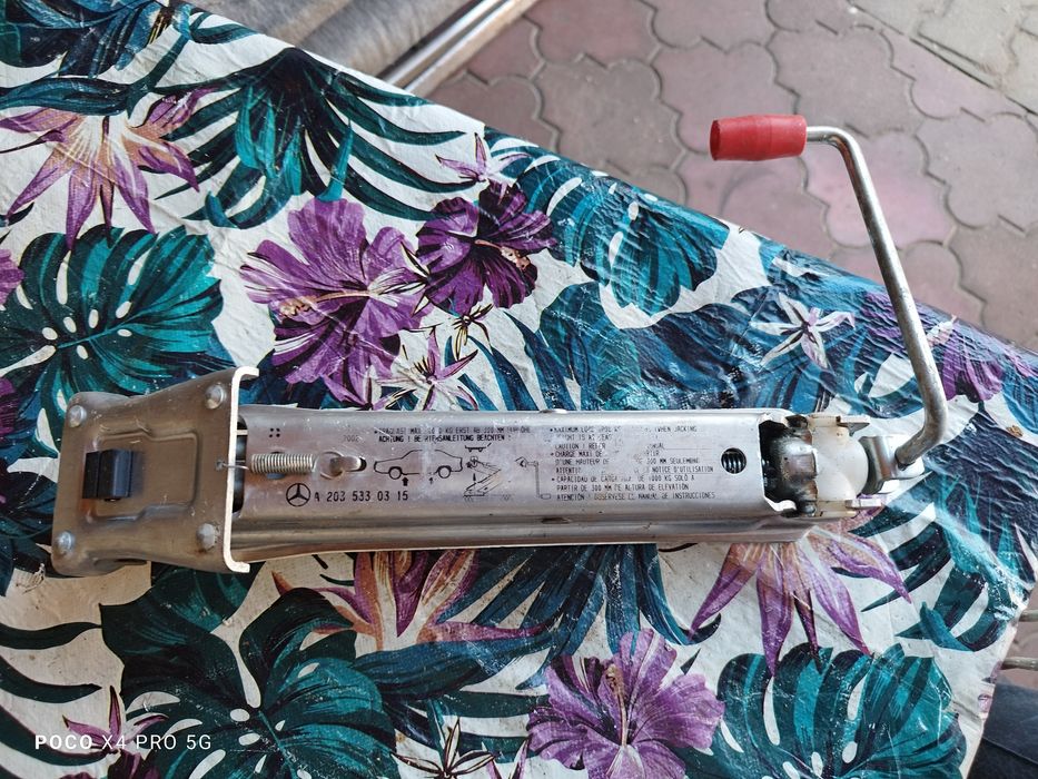 Lewarek, podnośnik samochodowy do mercedesa