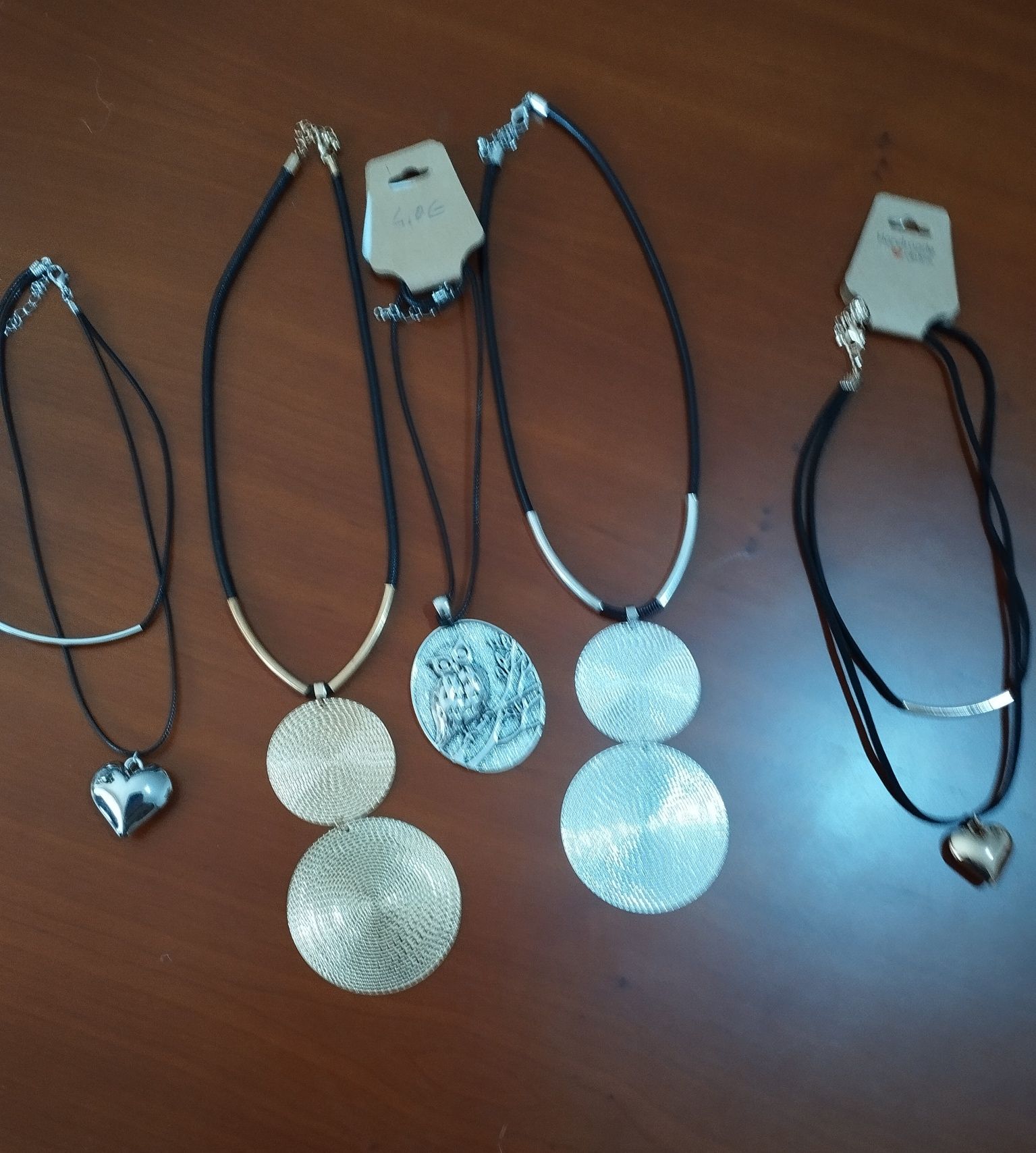 Brincos e colares novos