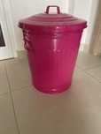 Lixeira em aço cor-de-rosa 
dimensão 40,5cmx34,5cm