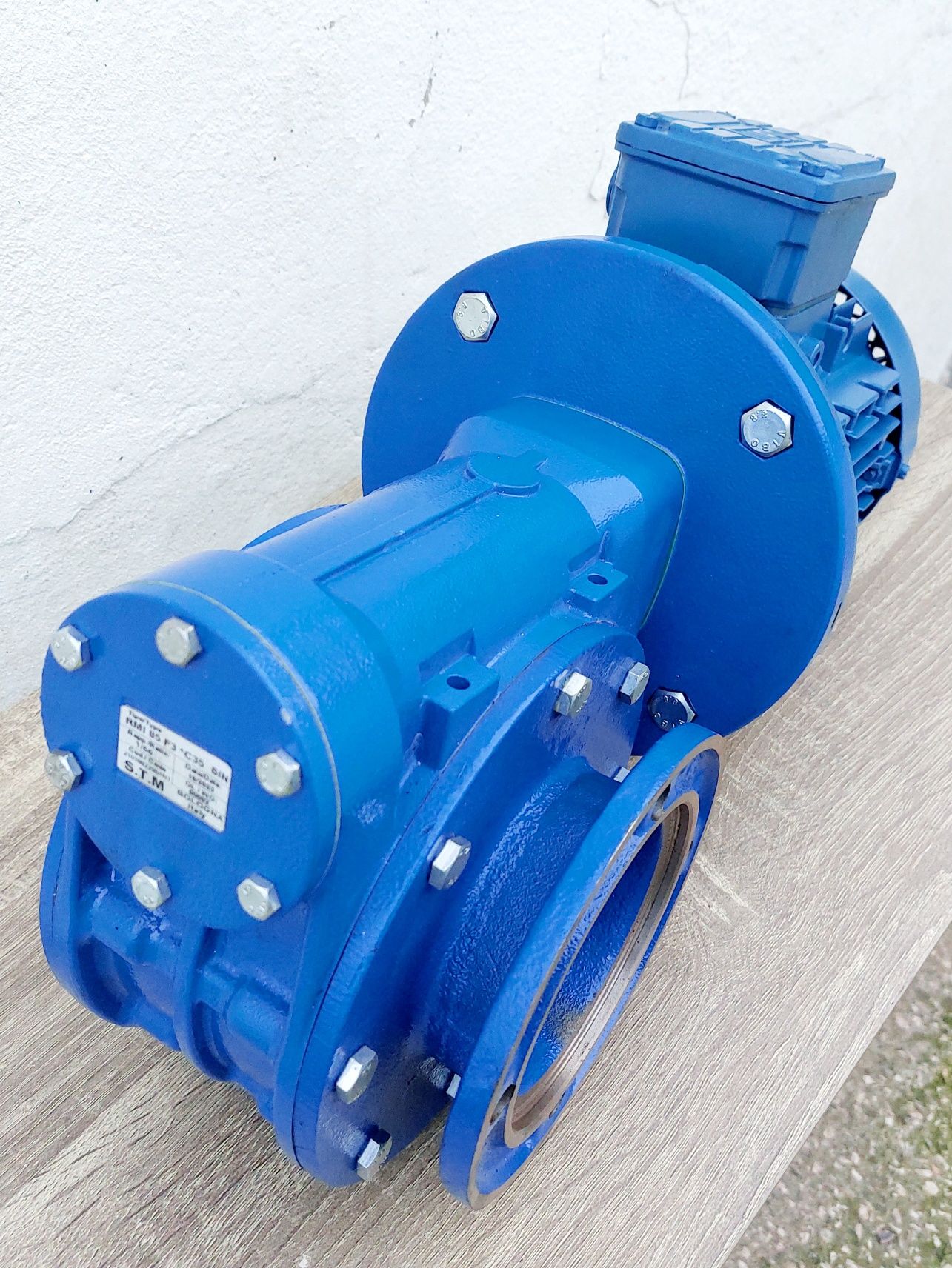 Motor Novo com redutor 35 voltas minuto trifásico
