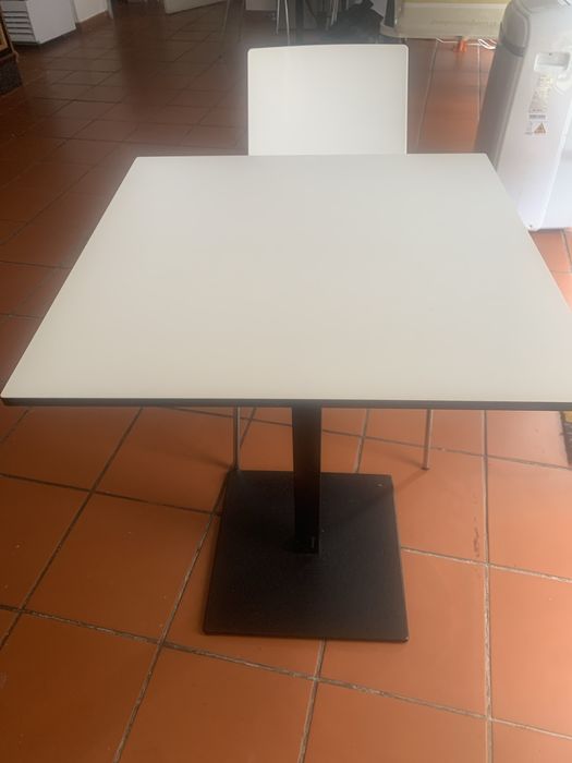 5 mesas e 10 cadeiras