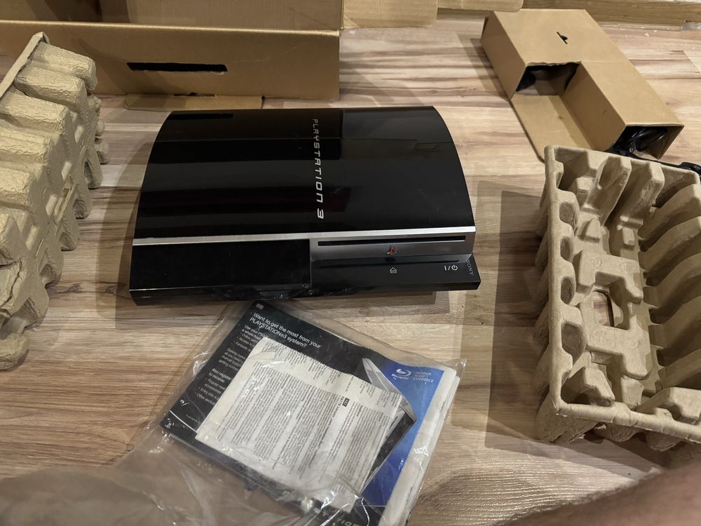 Konsola Playstation 3 z kartonem i papierami