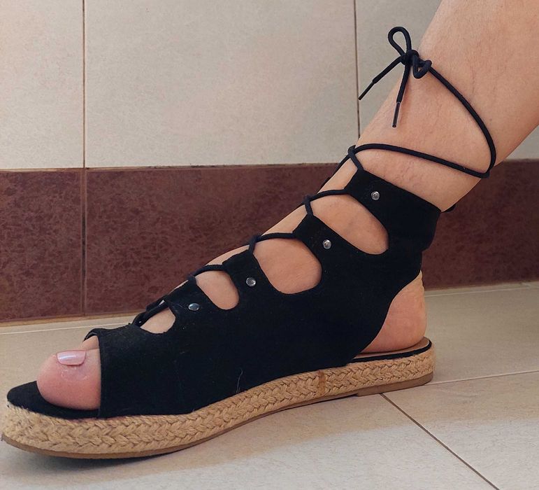 Sandálias pretas com muito estilo