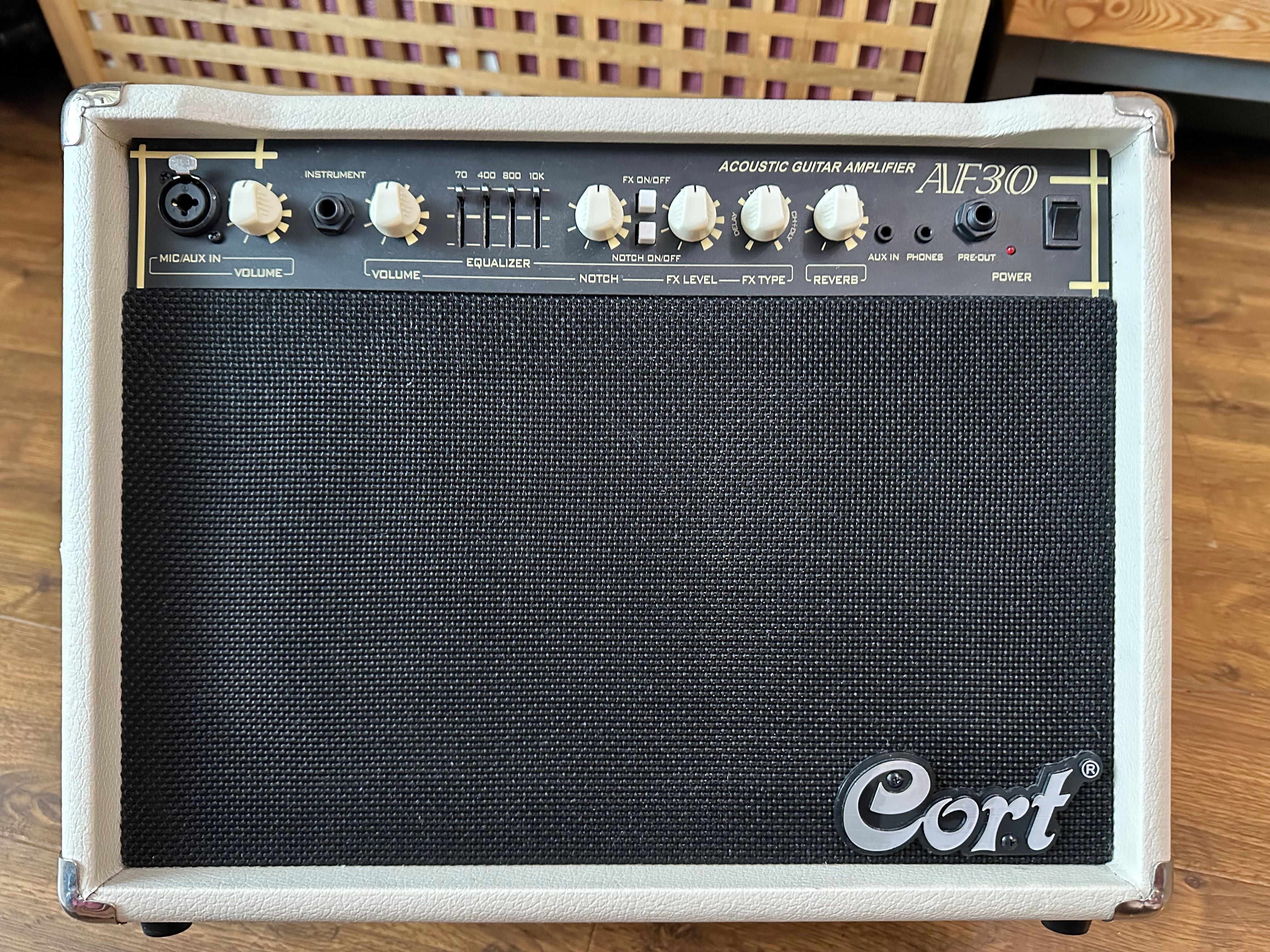 Sprzedaję zestaw: gitara elektroakustyczna, wzmacniacz i mikrofon.