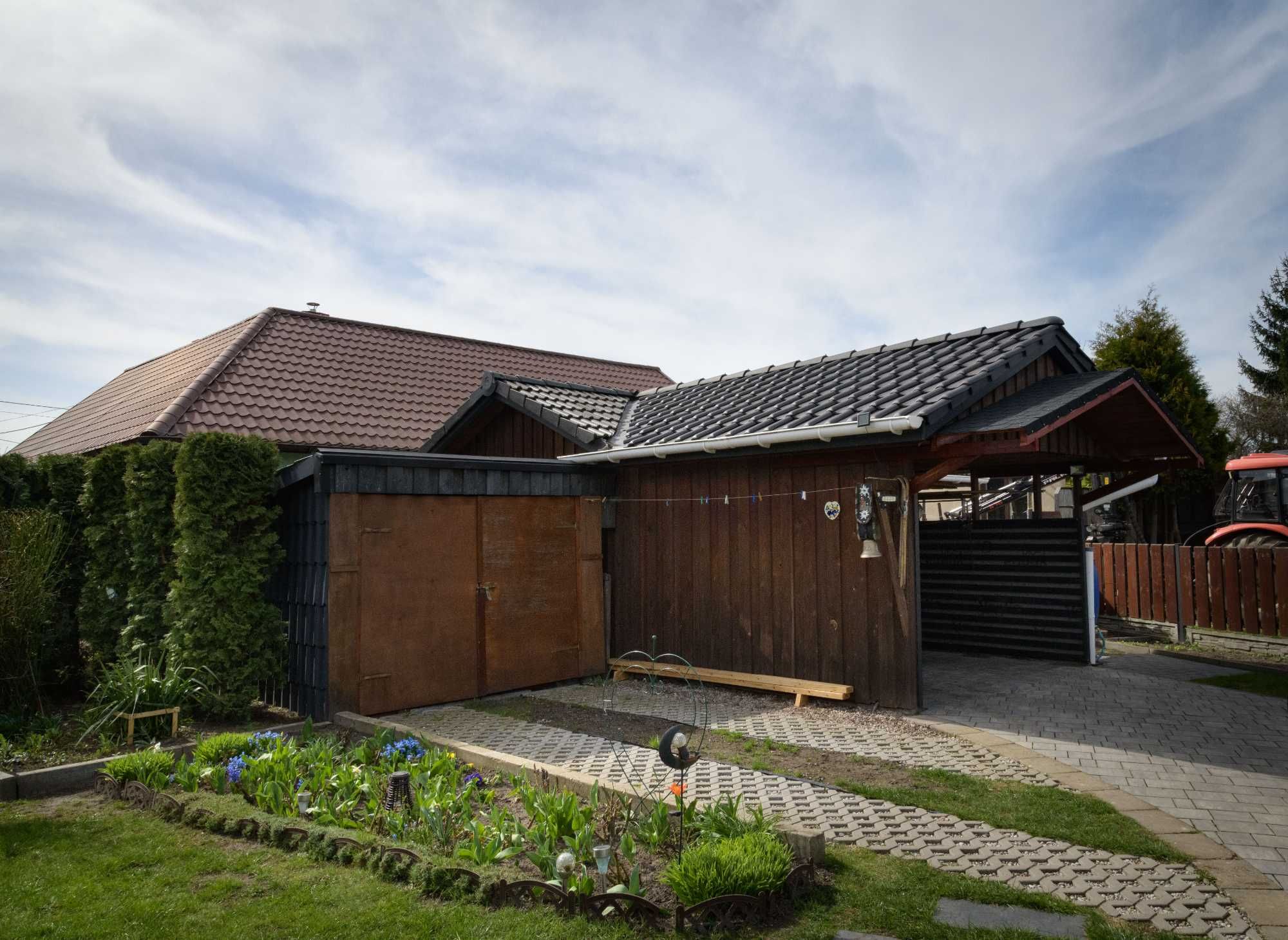Dom z ogrodem i garażami