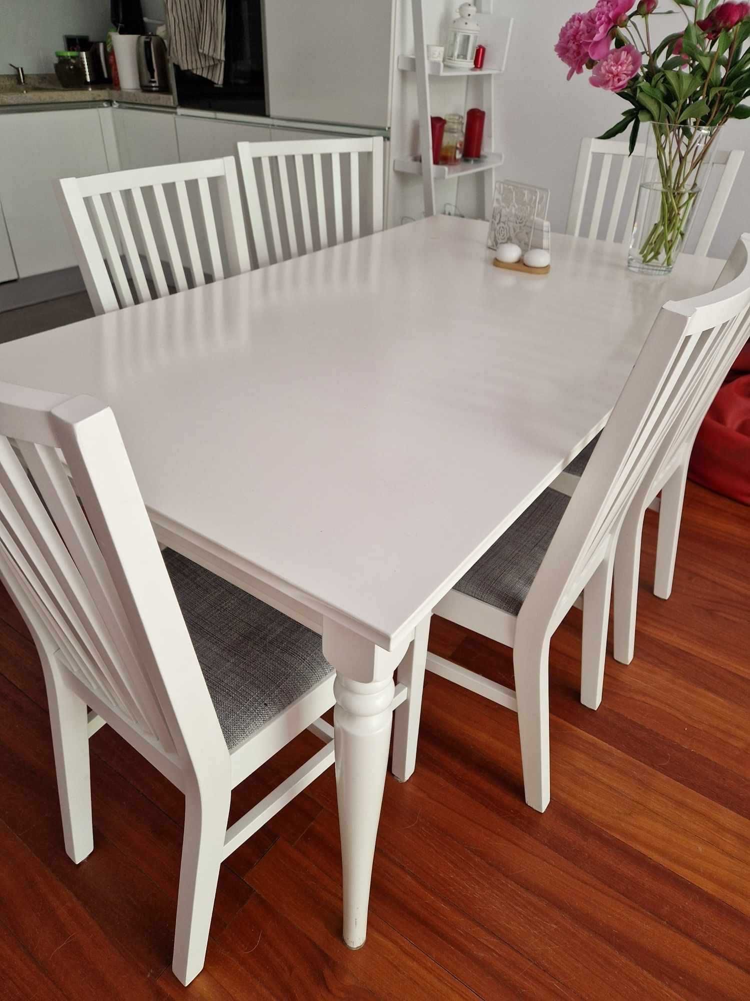 biały stół rozkładany oraz 6 krzeseł