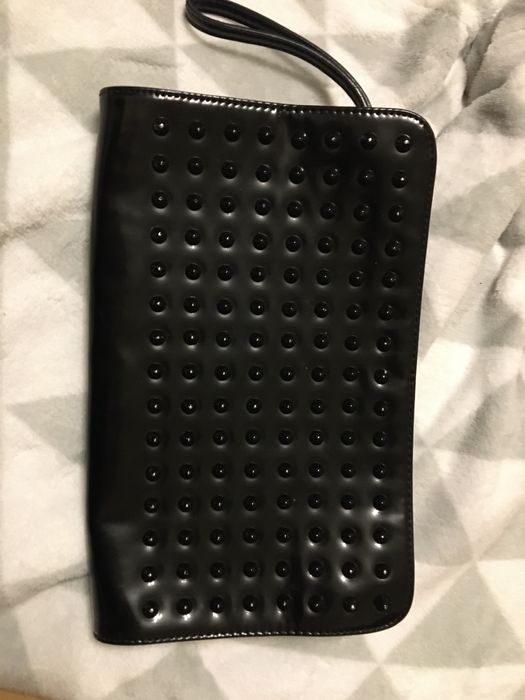 Czarna oryginalna kopertówka Mango