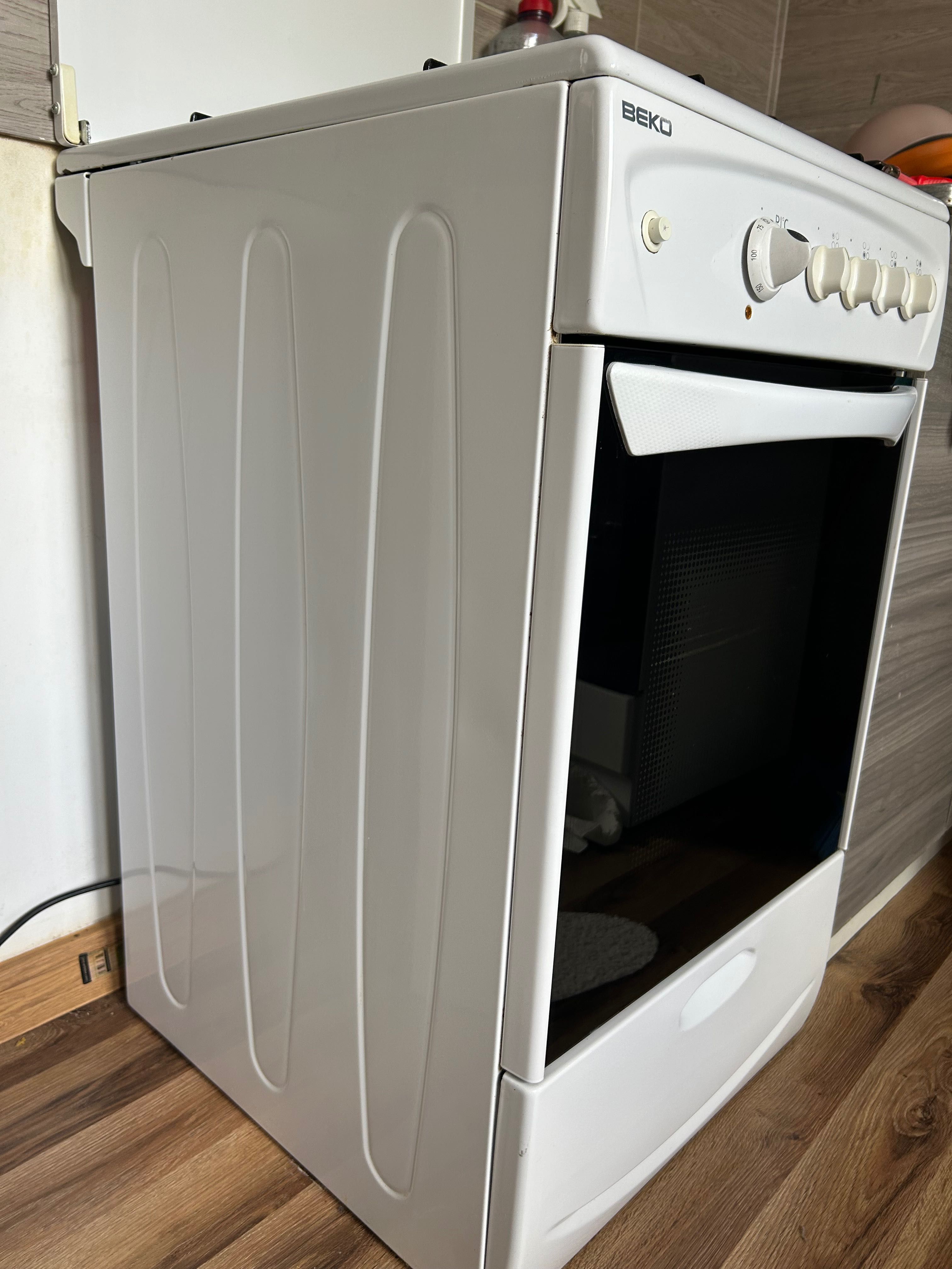 Sprzedam kuchenkę BEKO – gazowo-elektryczną