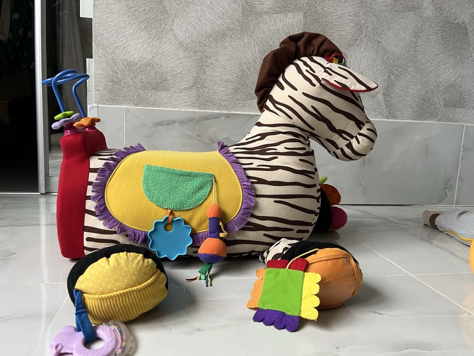 Дитяче крісло-гойдалка з подарунком