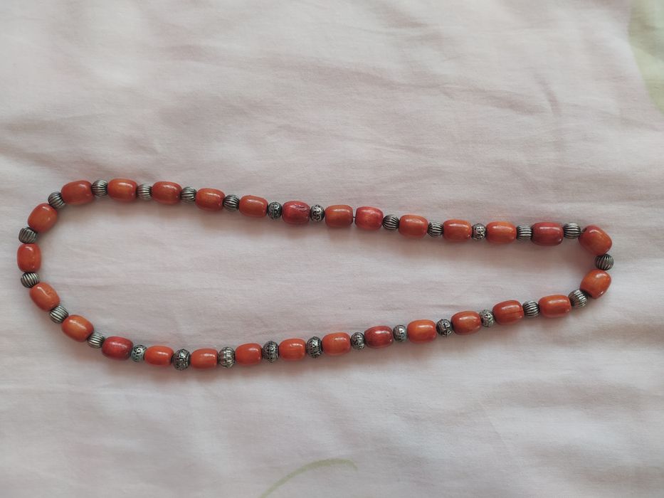 Korale drewniane z czasów PRL