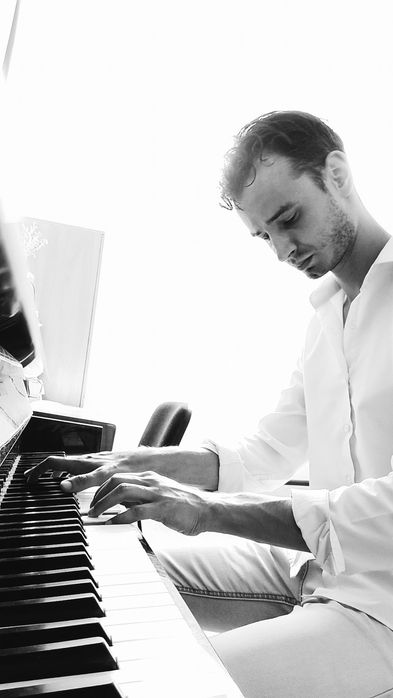 Викладач фортепіано