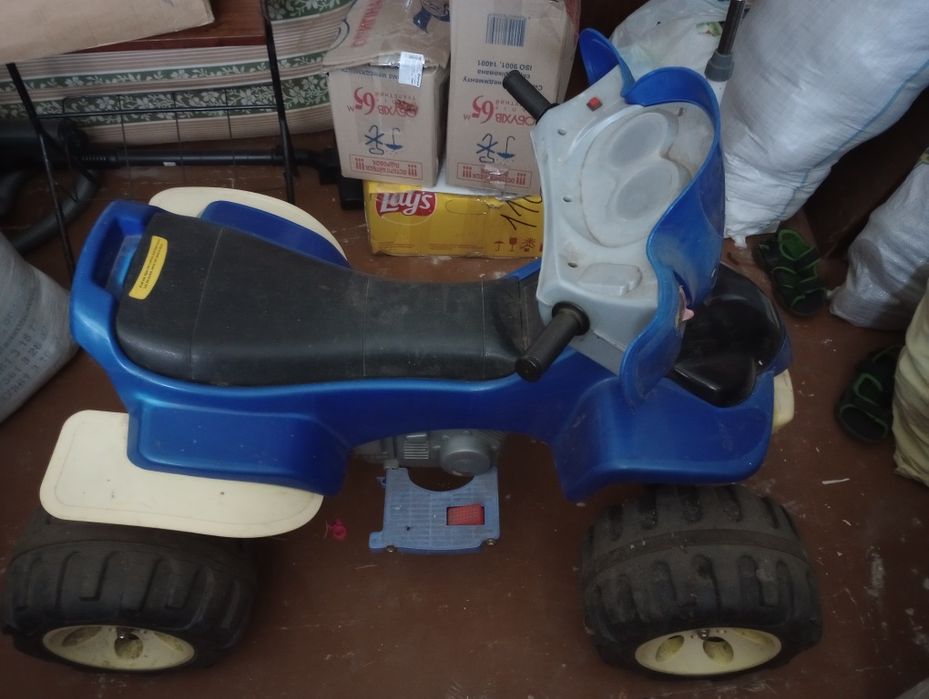 Дитячий електромобіль