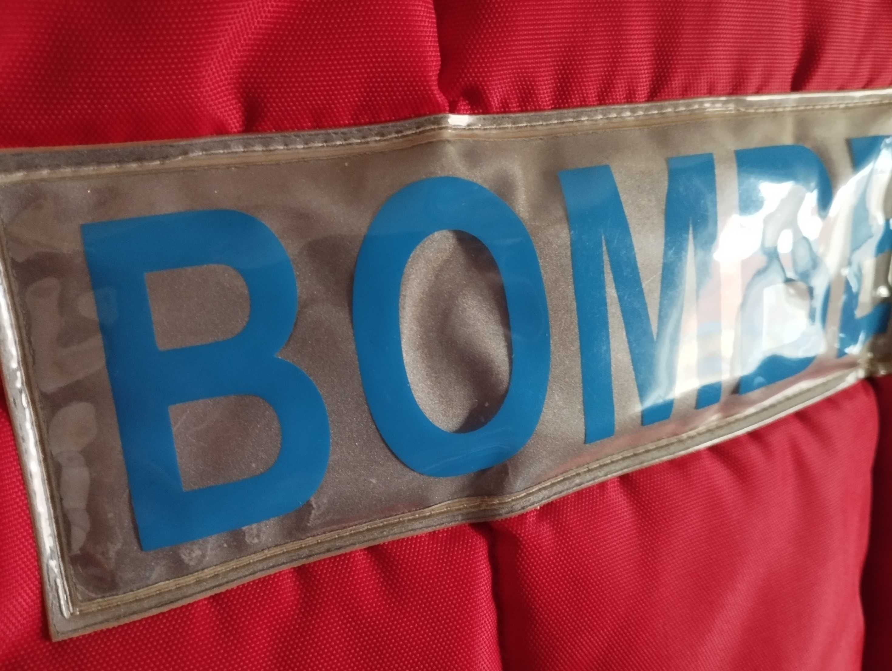 Colete vermelho, Bombeiros, com fita refletora e emblemas