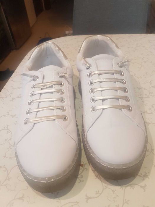 Gracekand білі б/у мокасини шкіряні.