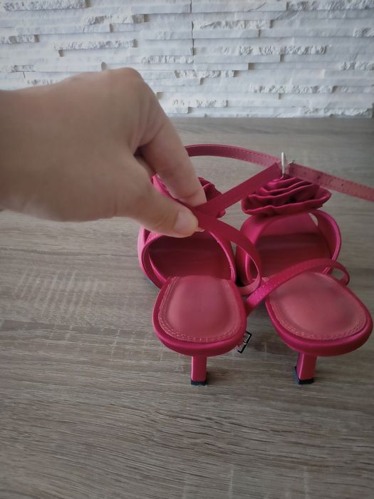 Buty na obcasie mohito czerwone z różą
