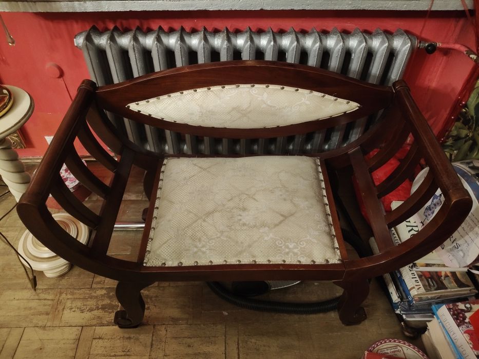 Drewniane siedzisko w stylu antycznym