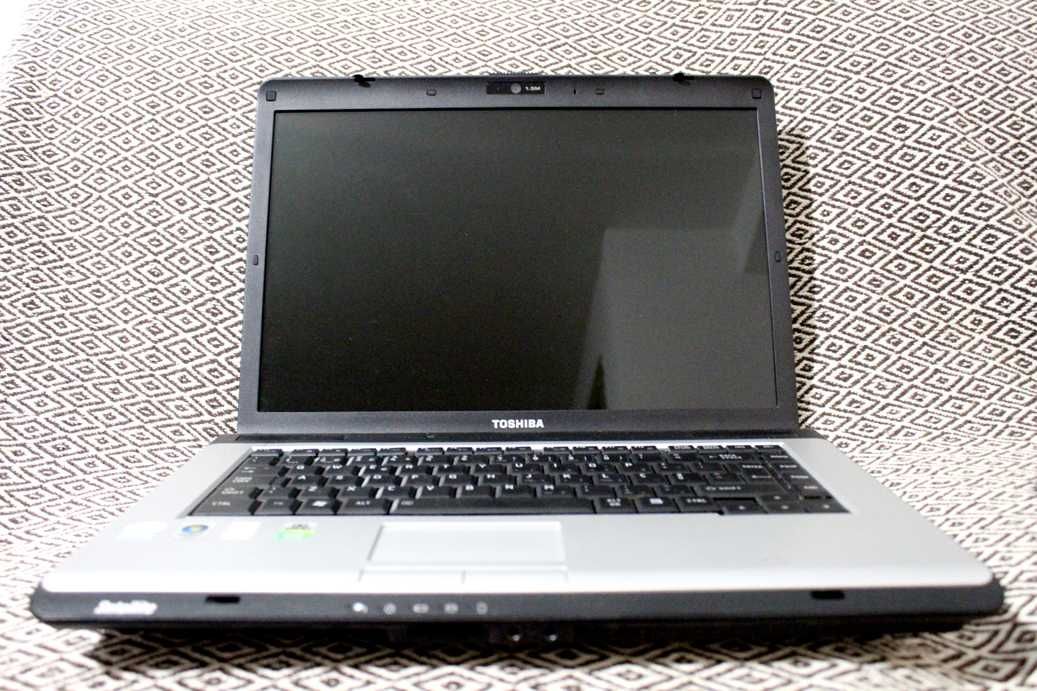 Toshiba Satellite A200-2B7 com carregador (tudo funcional)