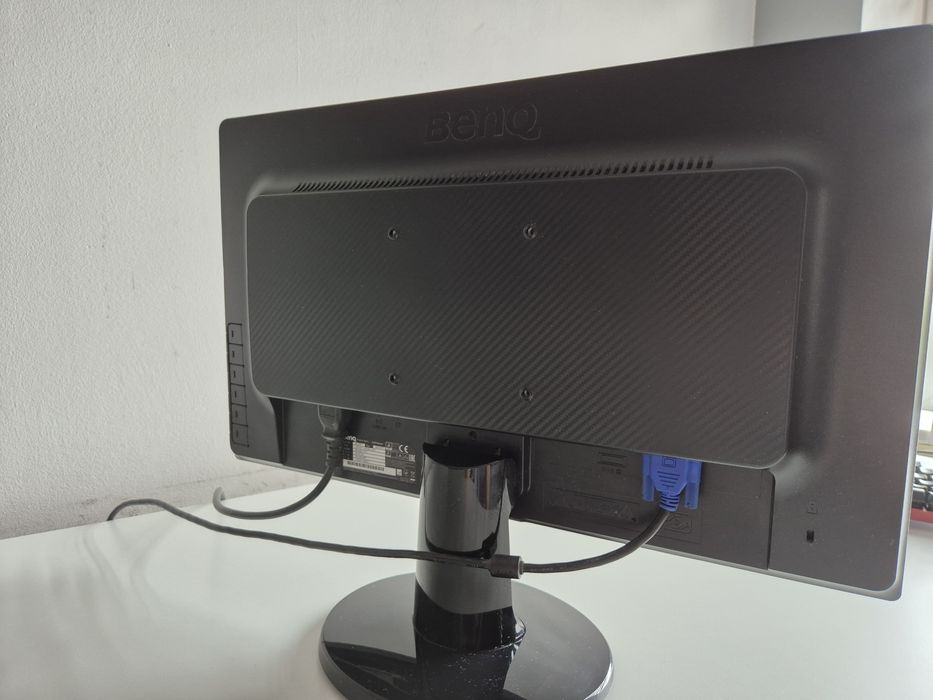 Komputer stacjonarny z monitorem i klawiaturą