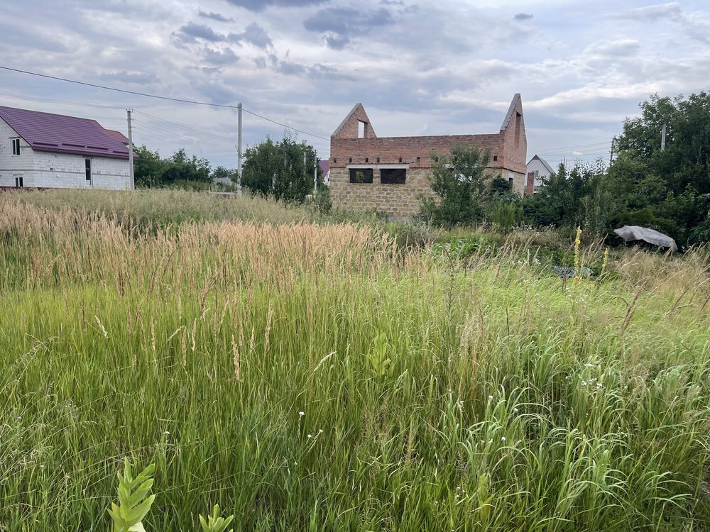 Продається участок з недобудовою
