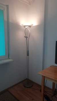 Wysoka lampa do salonu