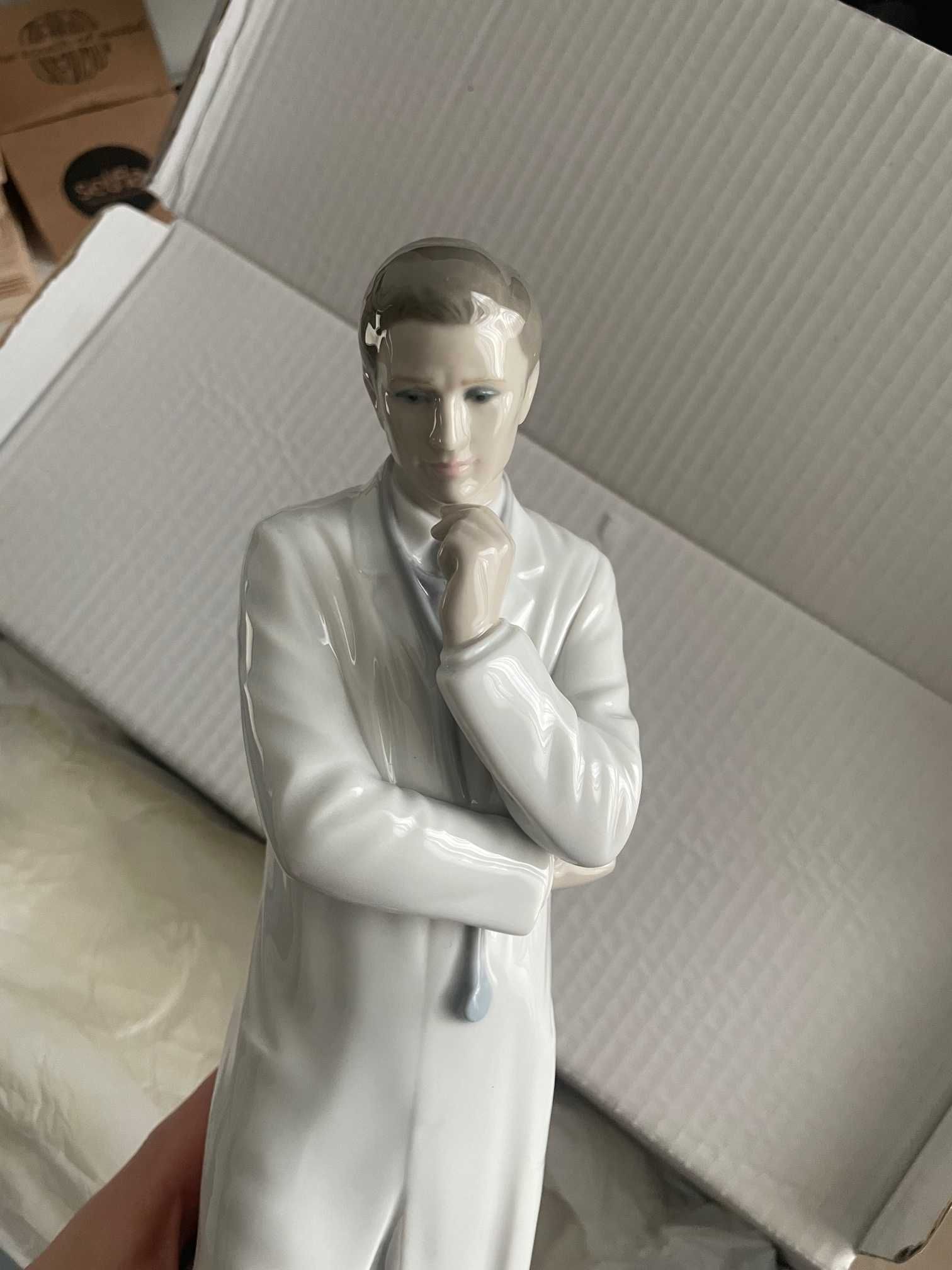 Figura rzeźba porcelanowa Lladró lekarz zawód figurka porcelana