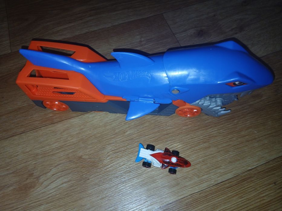 Хот Вілс Акула поїдає машинки Hot Wheels Shark Chomp Transporter Matte