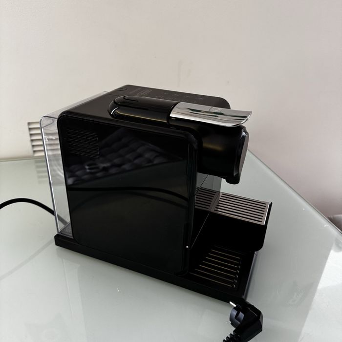 Капсульна кавоварка Nespresso Lattissima EN 550.B