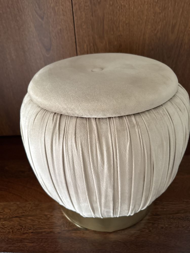 Conjunto poltrona, pufe e almofadas