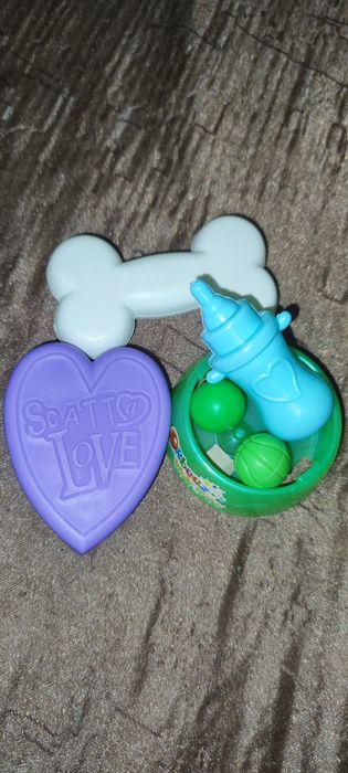 Іграшки: набір кухонний, будиночок, гребінець, бутилочка.