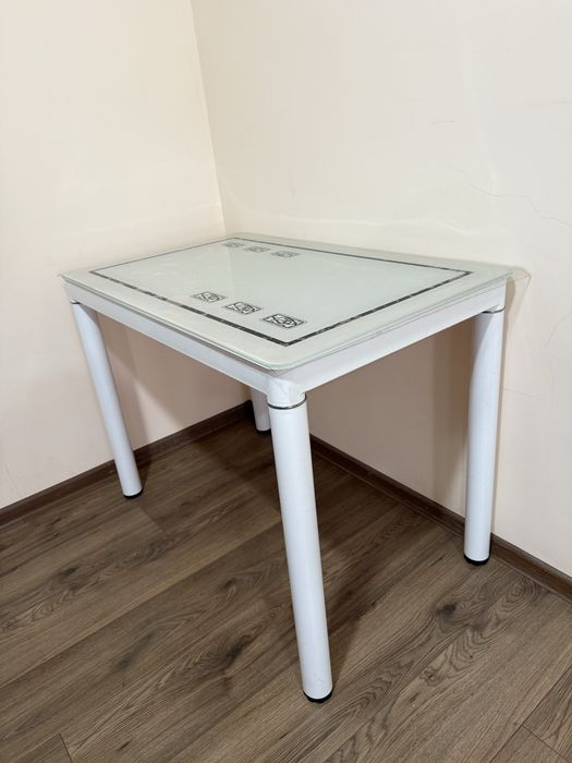 Стіл кухоннний , склянний 1000*6000*7500