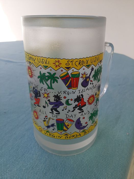 Canecas em acrilico e louça