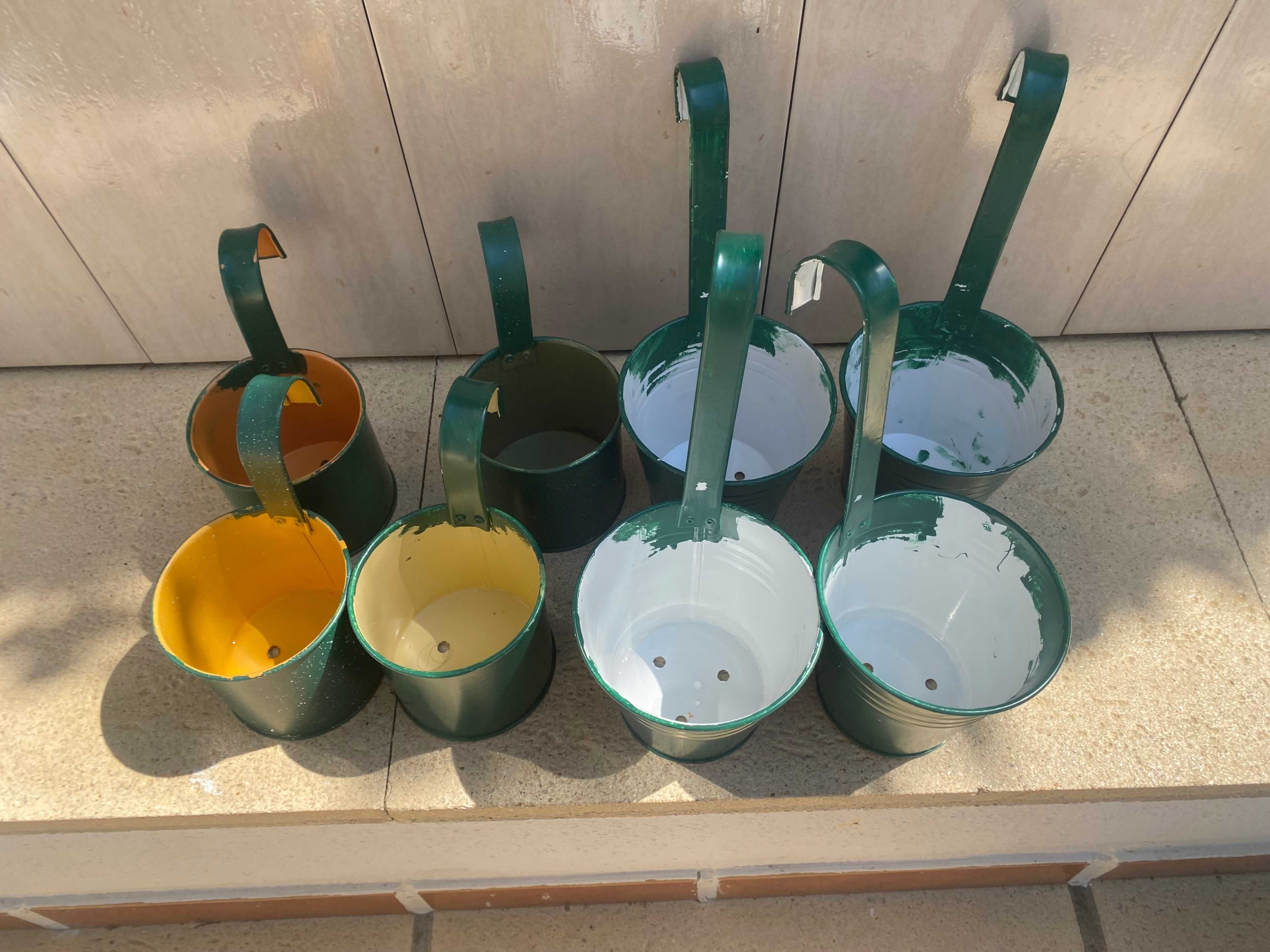 Pequenos vasos de metal para pendurar