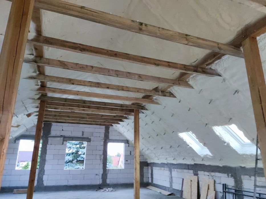 Ocieplanie pianką PUR piana poliuretanowa izolacja natryskowa poddasza