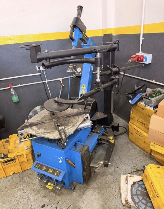 Montażownica do opon z ramieniem pomocniczym  jak nowa