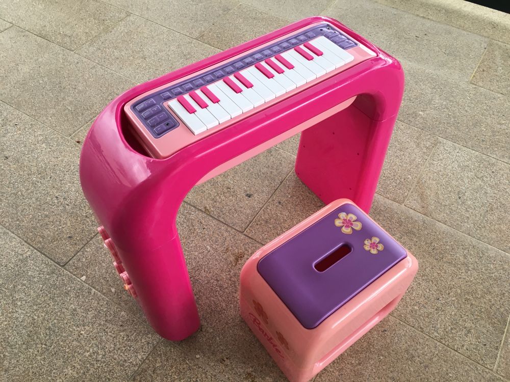 Mesa/piano de brincar da Barbie