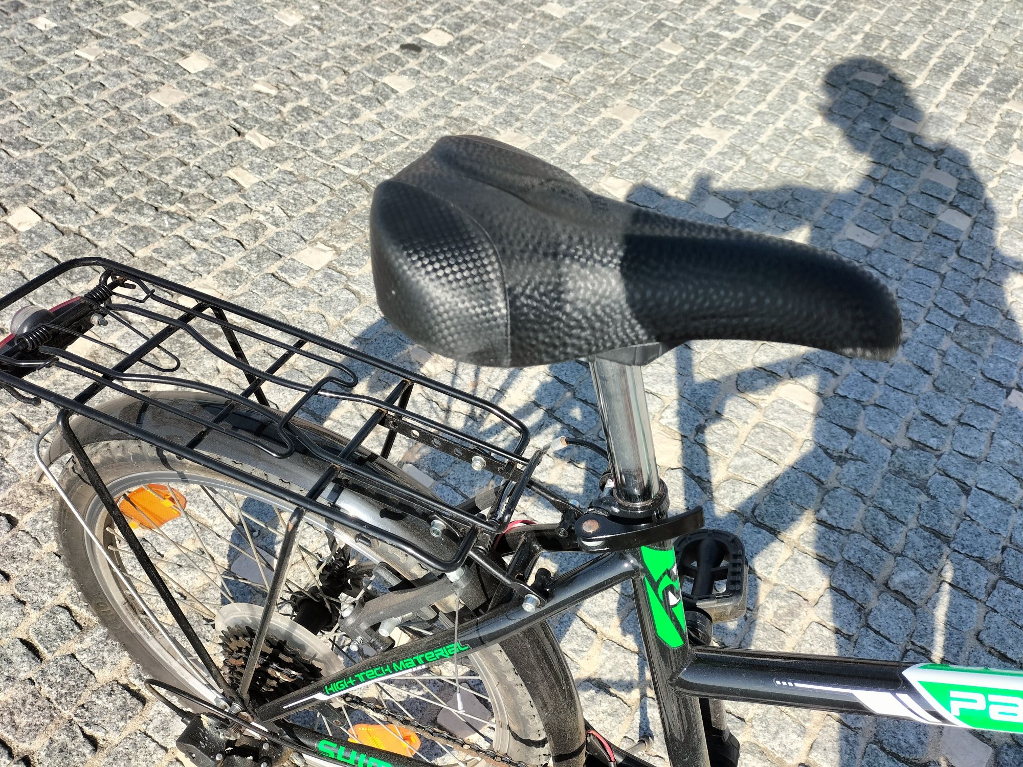 Bicicleta rapaz com porta-alforges
