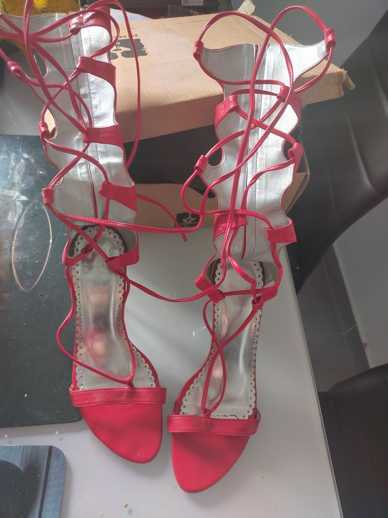 Buty damskie rzemyki czerwone obcas