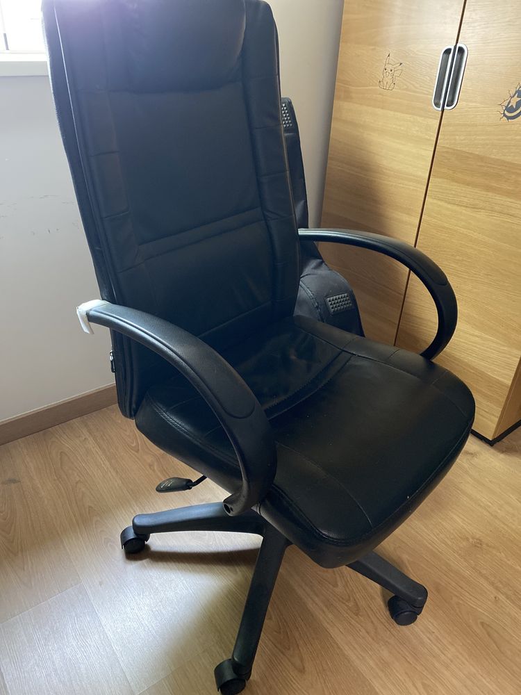 Cadeira de escritório usada em bom estado