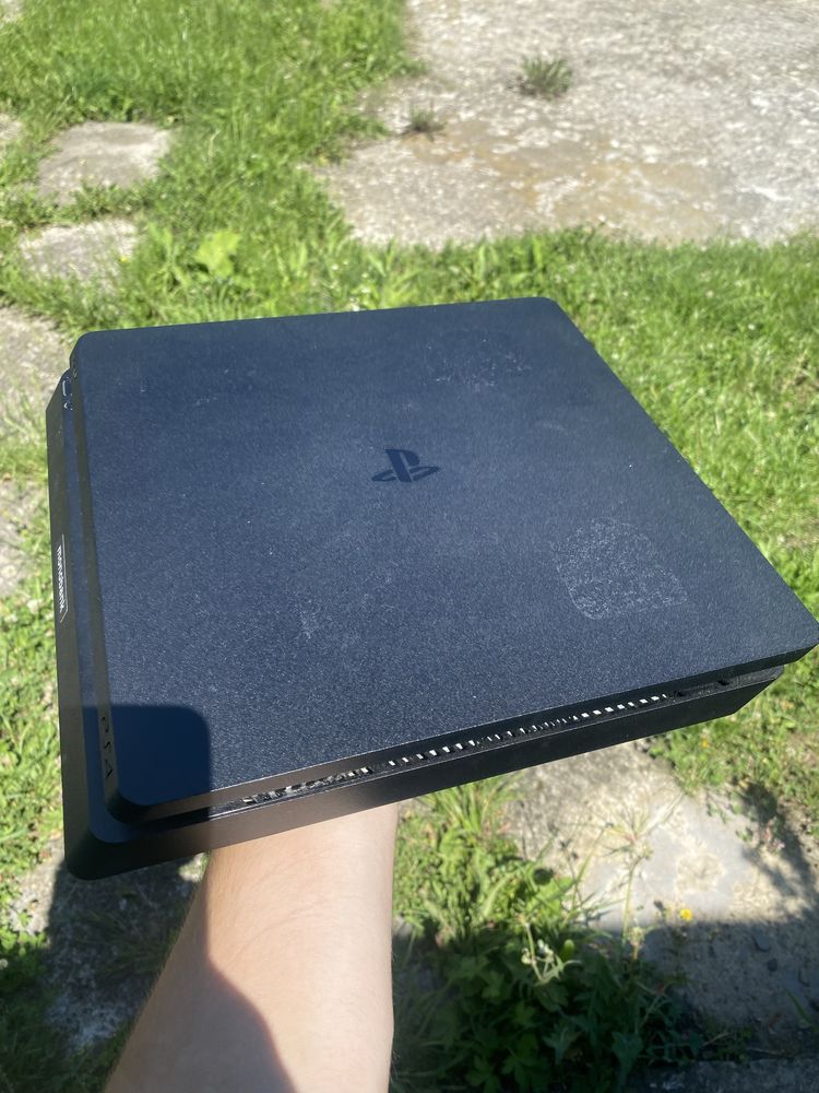 PlayStation 4 (Ps4) 825 гб в ідеальному стані + 2 гри в подарунок