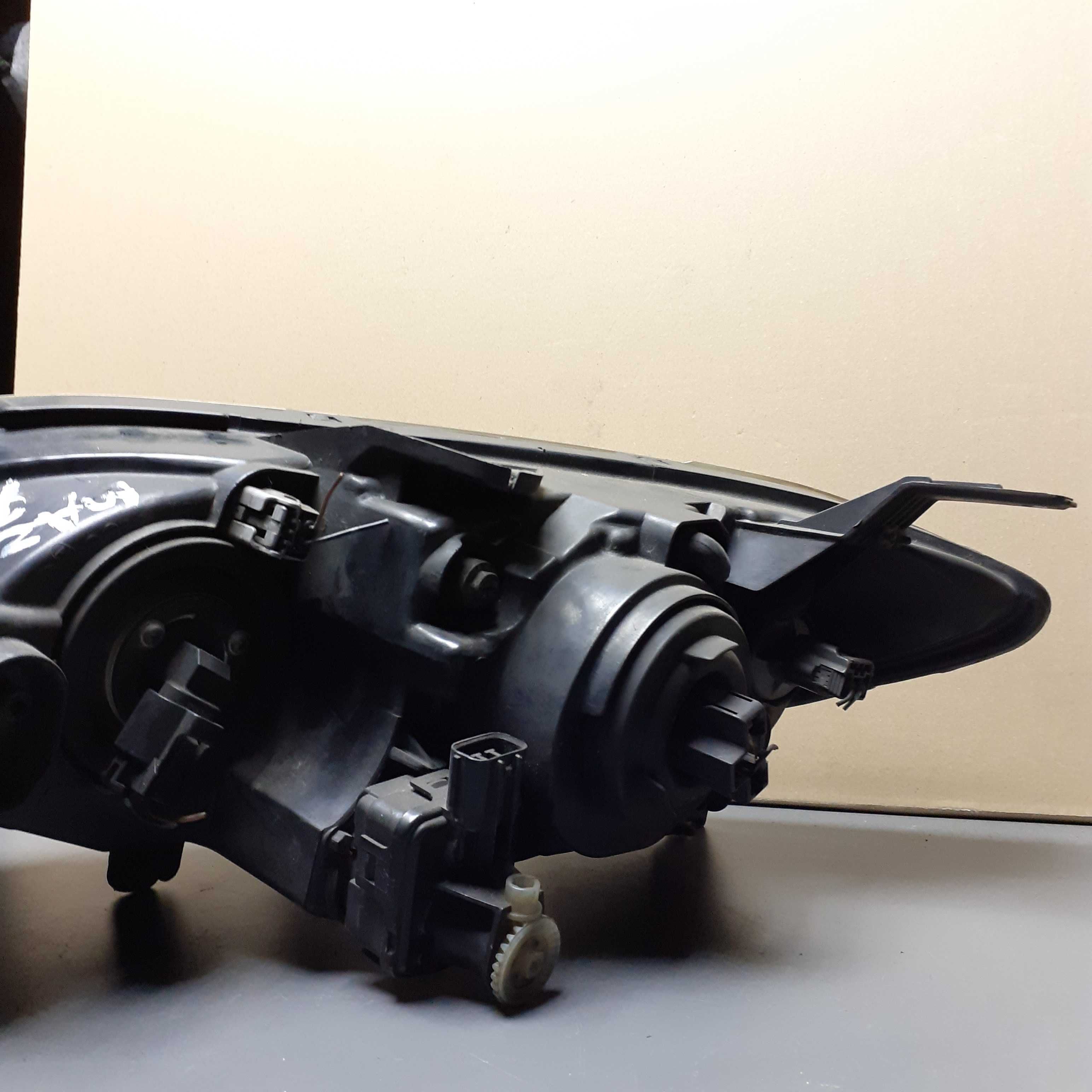 Lampa przednia Mazda III BK sedan prawa H7