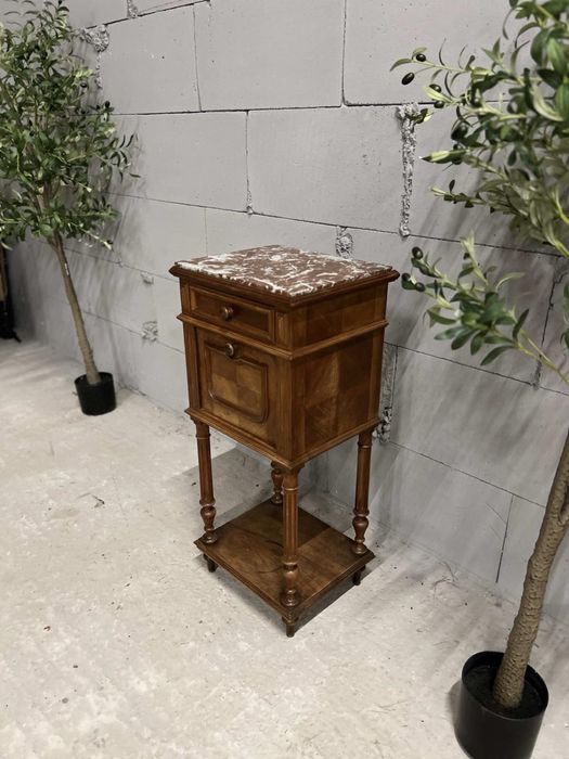 Деревʼяна тумбочка з природнім мармуром.