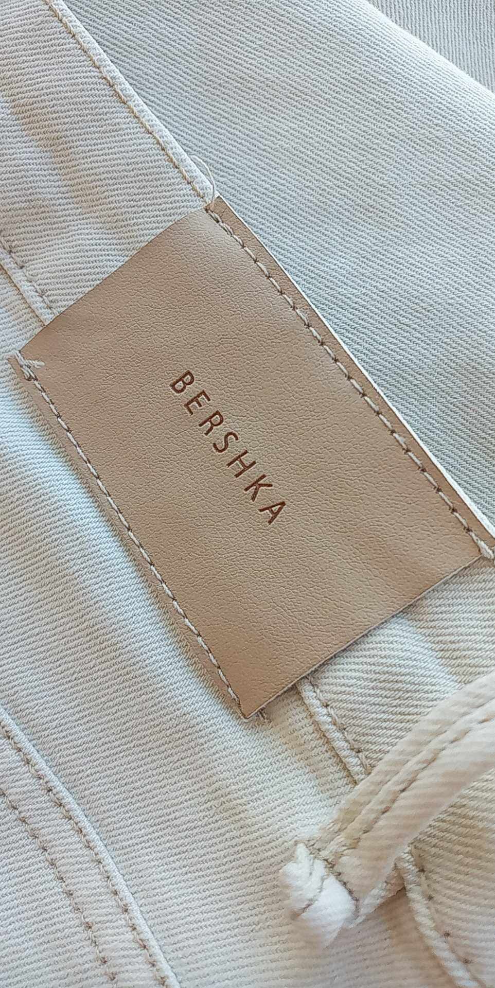 Białe dżinsy BERSHKA S 36R flare dzwony ecru