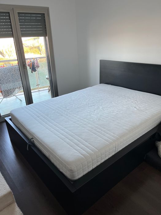 Cama Malm IKEA com arrumação
