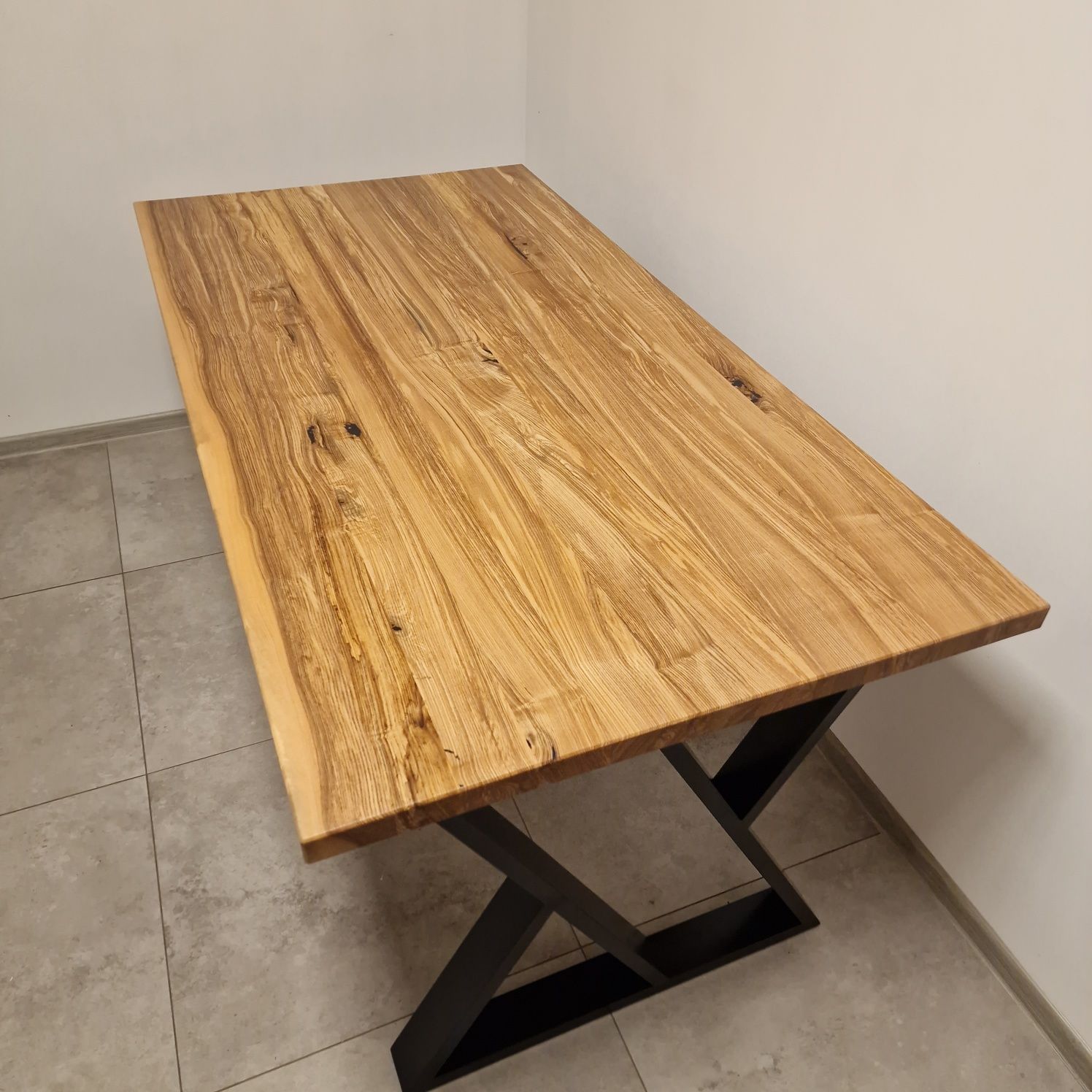 Stół jesionowy do jadalni salonu