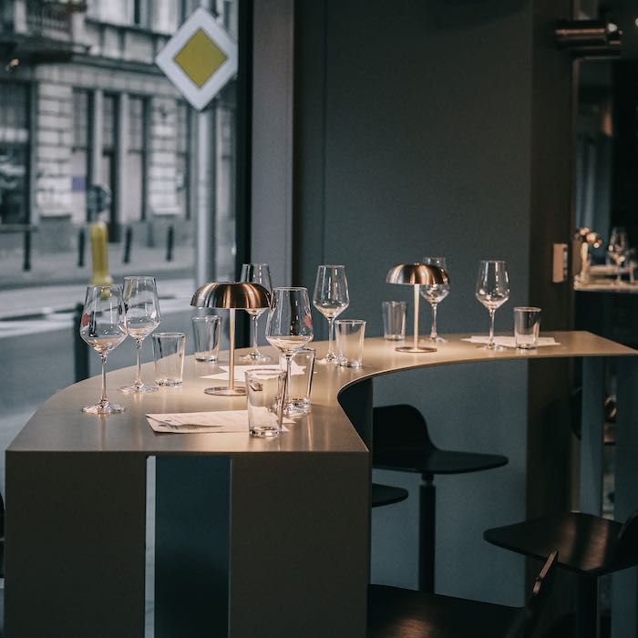 Stół stalowy w kształcie łuku