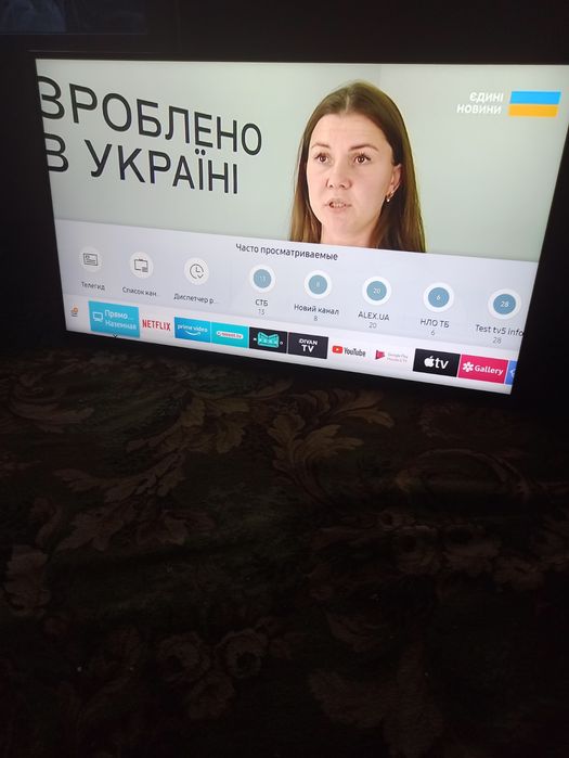 Телевізор Samsung UE43NU7090U  з кріпленням на стіну