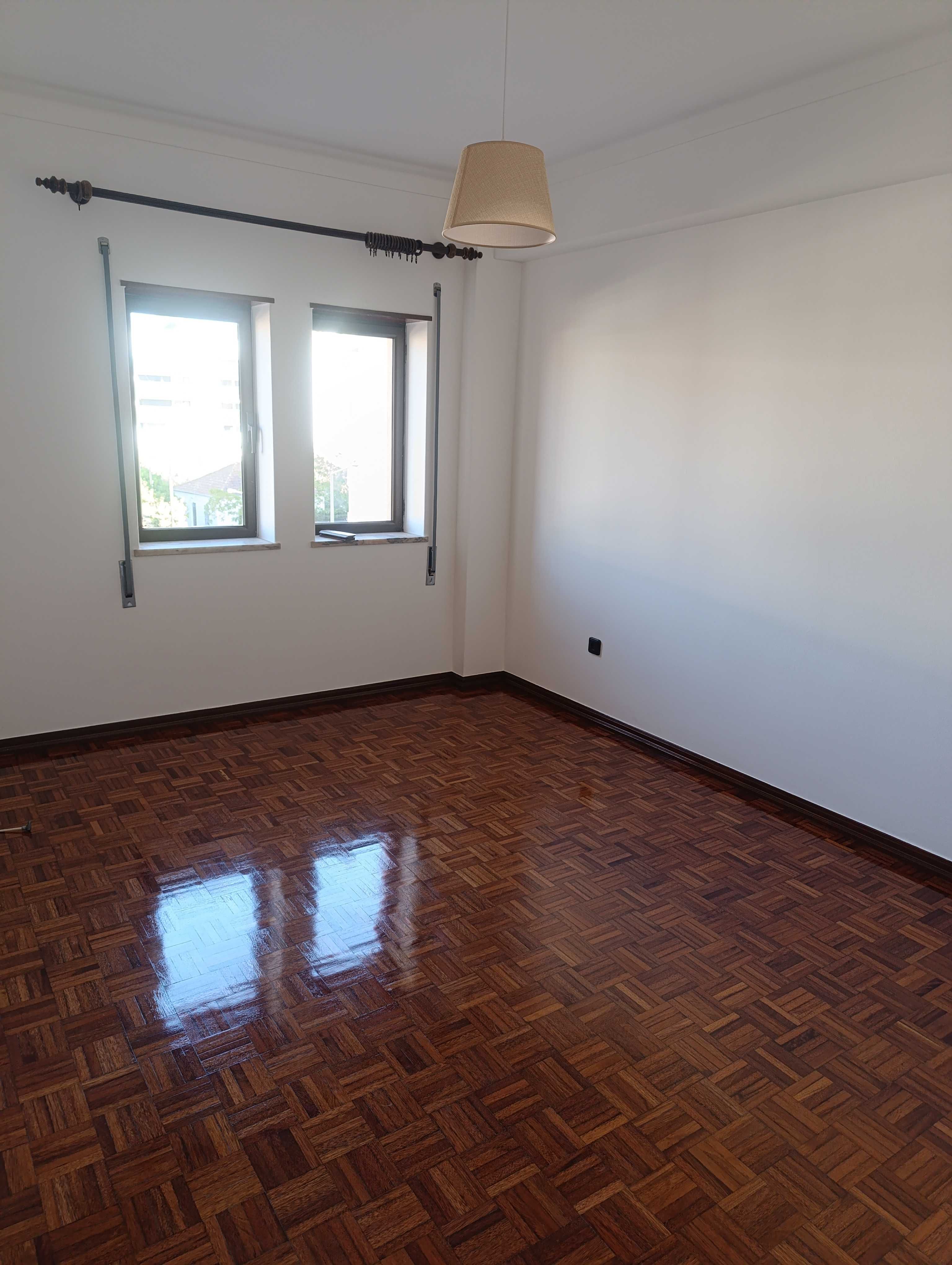 T2 recentemente remodelado no Vale das Flores com contrato