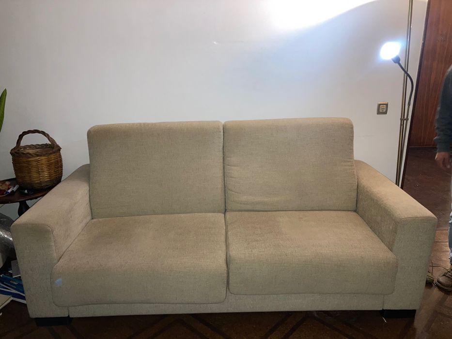 Sofá-cama bege com design moderno