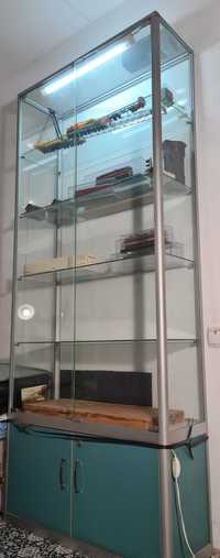 Шкаф стекляный с освещением размер 1.99х30х84см